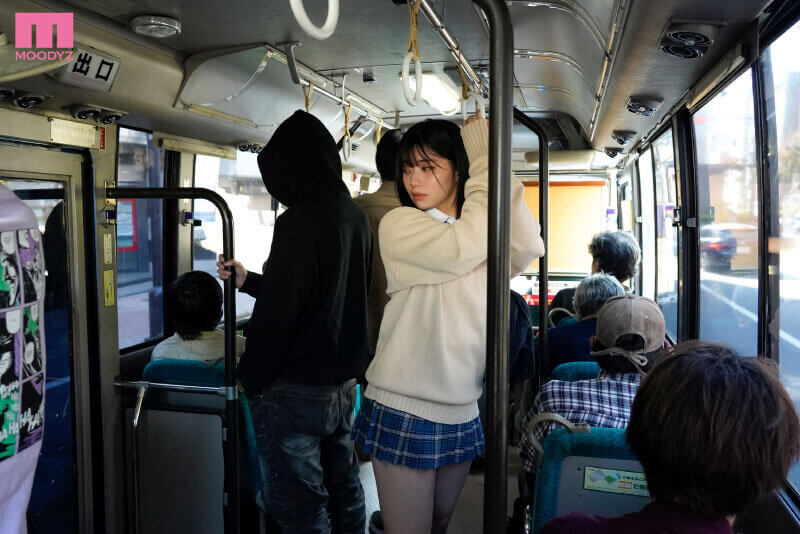 石原希望さんの電車での学生服姿