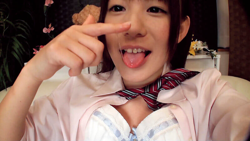 指に唾液を絡ませている