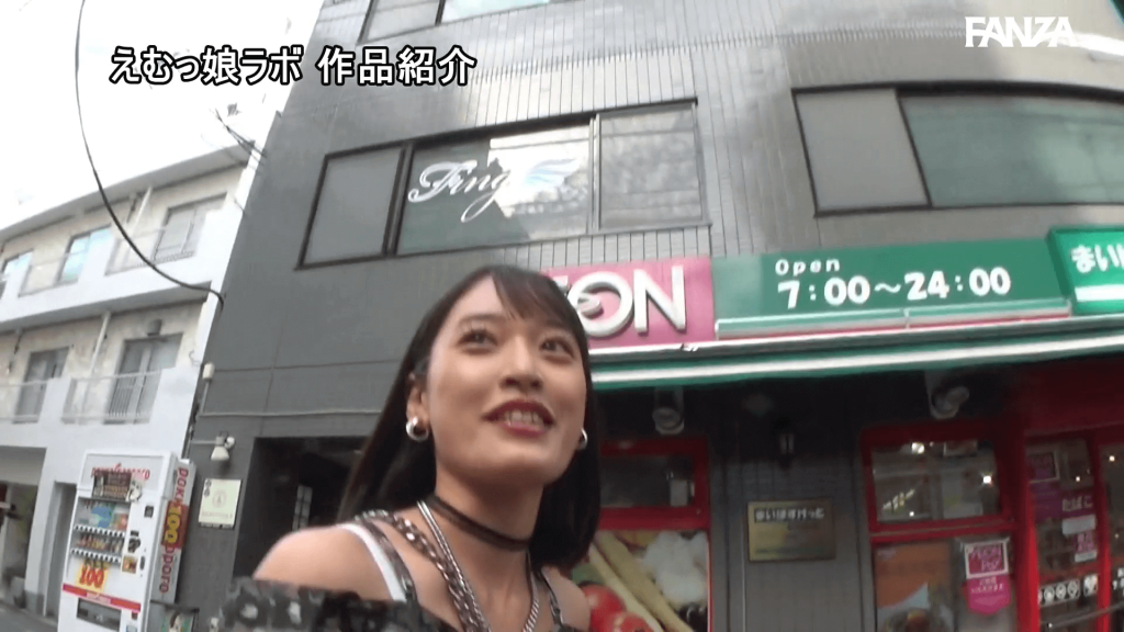 しおかわ雲丹さんが街でインタビューを受けている