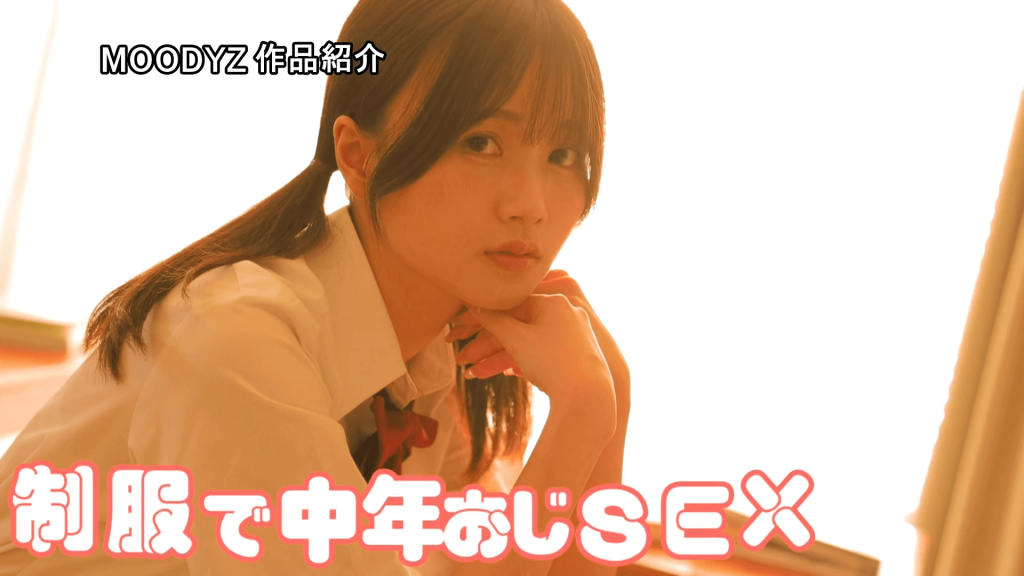 泉ももかが制服のコスプレしている