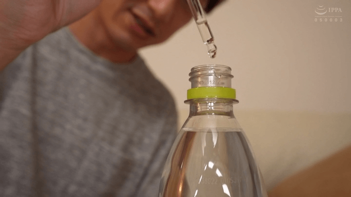 水が吐いたペットボトルに媚薬を入れる男性