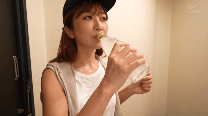 媚薬入りの水を飲む女性