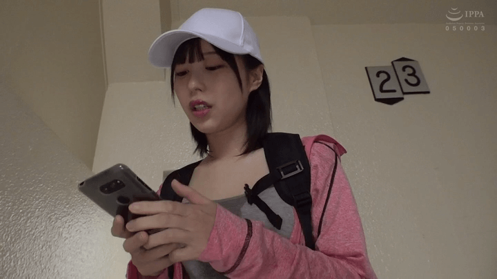 配達員が配達場所をスマホで確認している