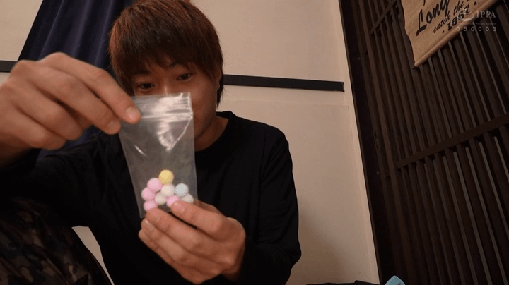 媚薬を手に取る男性
